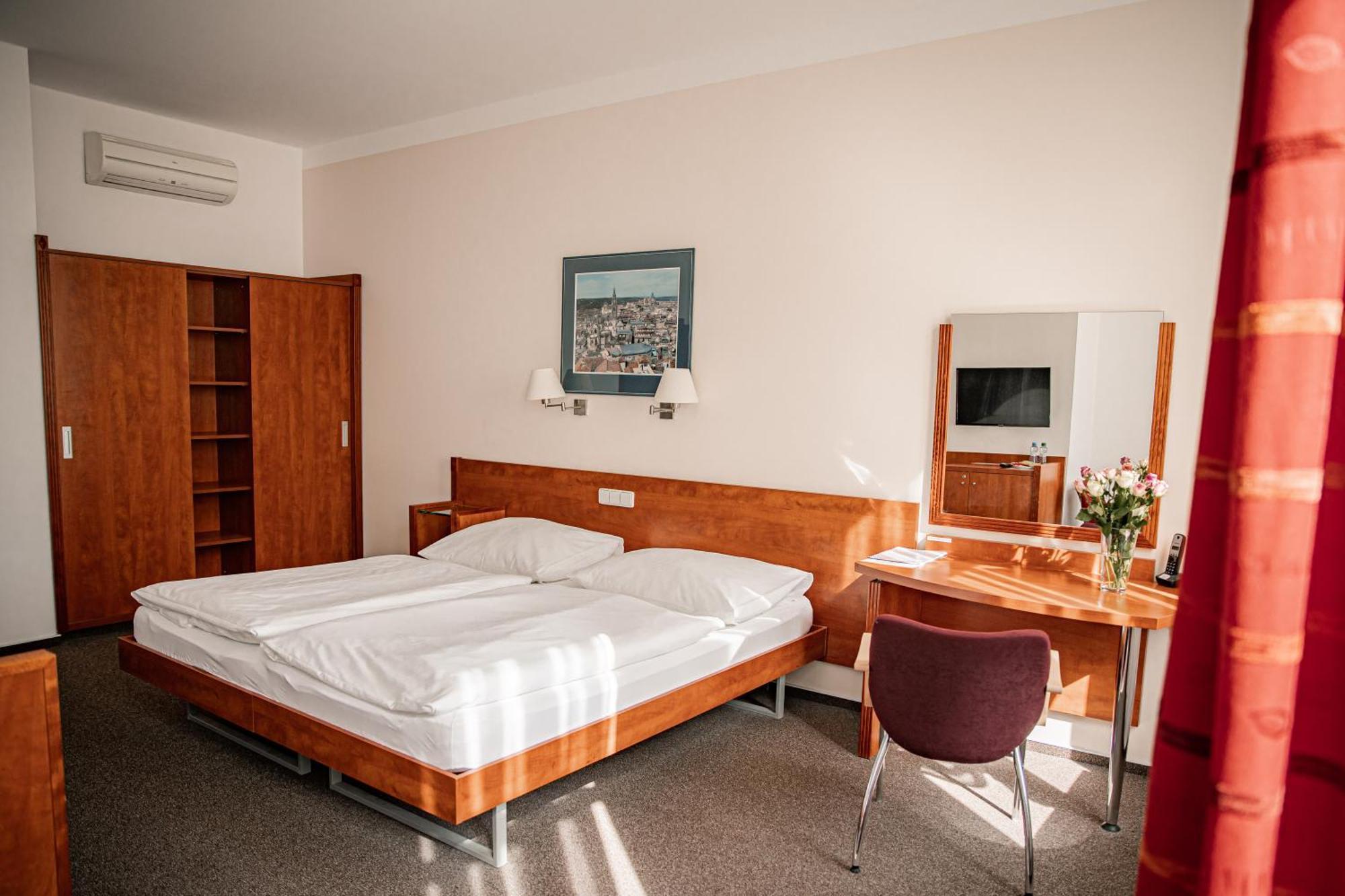 Hotel Iberia Όπαβα Εξωτερικό φωτογραφία