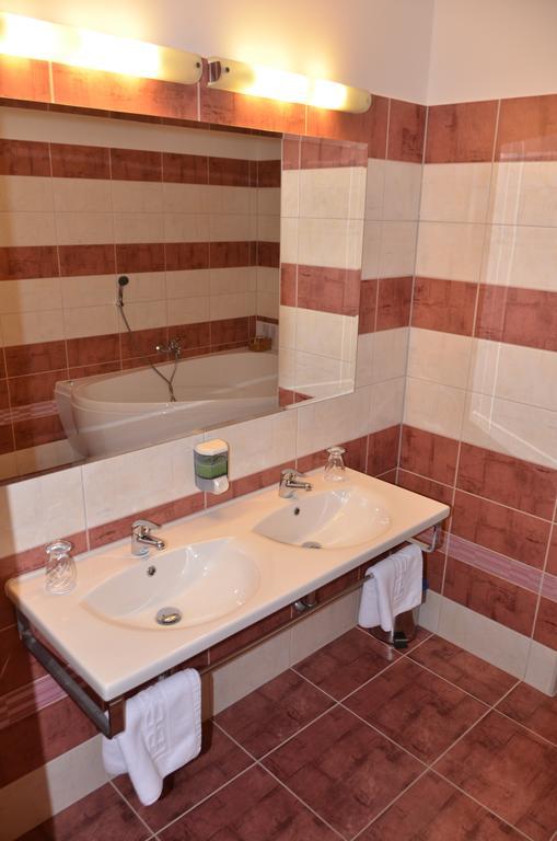 Hotel Iberia Όπαβα Εξωτερικό φωτογραφία